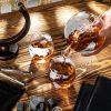 Decantor glob din sticlă pe suport din lemn