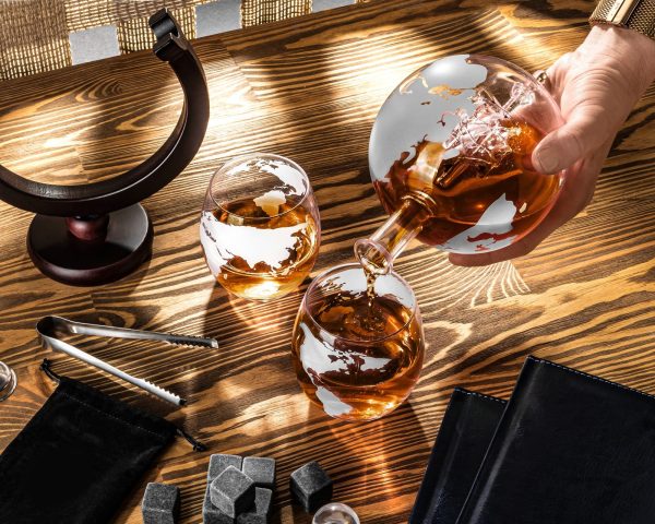Decantor glob din sticlă pe suport din lemn