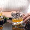 pahar whiskey on the rocks pe masa