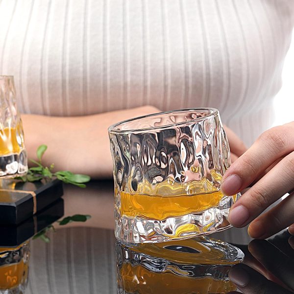 pahar whiskey on the rocks pe masa